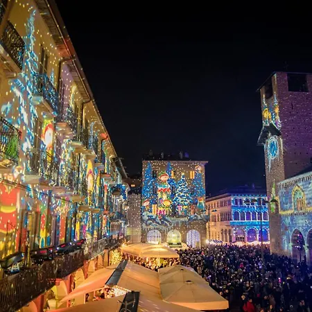 La Finestra Sul Duomo - The House Of Travelers Como