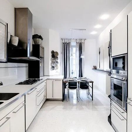 La Finestra Sul Duomo - The House Of Travelers Apartment *