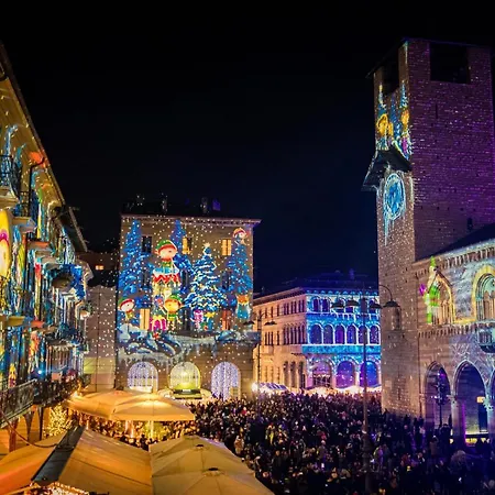 La Finestra Sul Duomo - The House Of Travelers Apartment Como