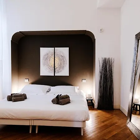 La Finestra Sul Duomo - The House Of Travelers Apartment