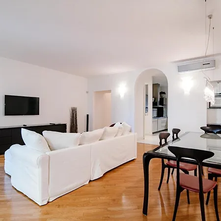 La Finestra Sul Duomo - The House Of Travelers Apartment *