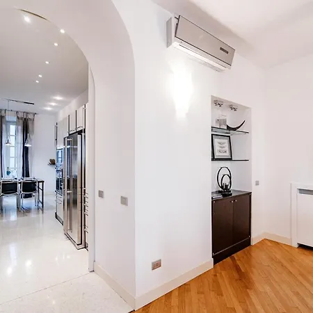 La Finestra Sul Duomo - The House Of Travelers Apartment Como