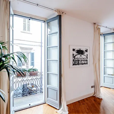 La Finestra Sul Duomo - The House Of Travelers Apartment